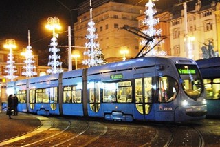 Zrinjevac bez tramvaja vikendom navečer